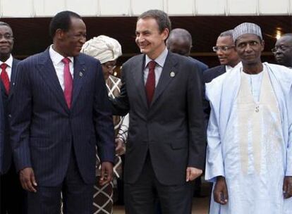 El presidente de Burkina Faso, Blaise Compaore; Zapatero, y el presidente nigeriano, Umaru Yar'Adua.