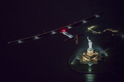El Solar Impulse 2, el 11 de junio de 2016, pilotado por el suizo André Borschberg, sobrevuela la Estatua de la Libertad en Nueva York, EEUU.