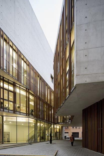 Imagen de la calle que atraviesa el Ayuntamiento de Binéfar (Huesca), proyectado por el arquitecto Alberto Casado Calonge.