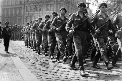 Tropas soviéticas marchan por las calles del centro de Praga (Checoslovaquia), tras la ocupación en agosto de 1968. El contingente fue aumentando en los días siguientes a la ocupación hasta totalizar 750.000 soldados y 6.000 tanques.