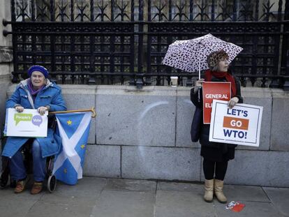 Una manifestante anti-Brexit (izquierda) y otra partidaria de la salida, este jueves en Londres. 