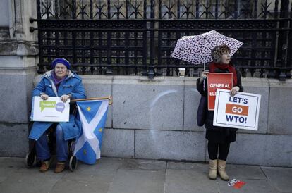 Una manifestante anti-Brexit (izquierda) y otra partidaria de la salida, este jueves en Londres. 