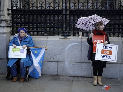 Una manifestante anti-Brexit (izquierda) y otra partidaria de la salida, este jueves en Londres. 