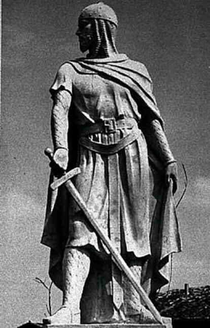 Una estatua retrata al Cid esgrimiendo la <i>Tizona.</i>