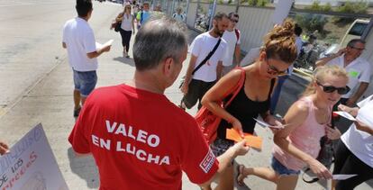 Trabajadores de Valeo reparten octavillas el pasado septiembre.