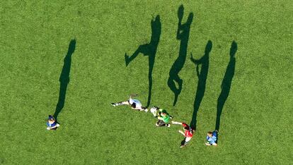 Fotografía aérea tomada desde un avión ultraligero de los jugadores del Hemmingen-Westerfeld fúbtol club, durante un entrenamiento en Alemania.