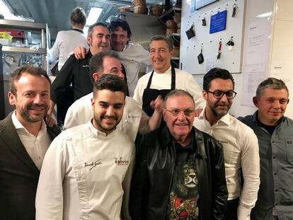 ALGUNOS COCINEROS CON GARCÍA SANTOS, ANTES DE LA CENA / CAPEL 