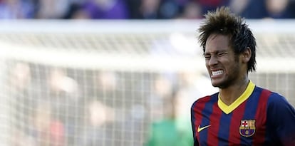 Neymar se lamenta durante el encuentro.