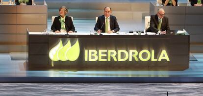 Ignacio Sánchez Galán (centro), presidente de Iberdrola, en una junta de accionistas de la compañía.