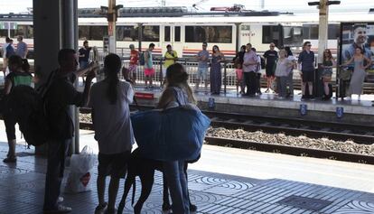 Viajeros esperan el tren en la estaci&oacute;n de Tarragona.