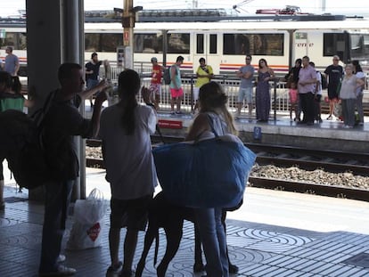 Viajeros esperan el tren en la estaci&oacute;n de Tarragona.