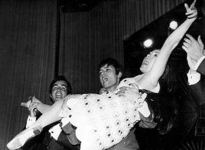 Cliff Richard sostiene en sus brazos a Massiel tras ganar ésta el festival de Eurovisión de 1968.