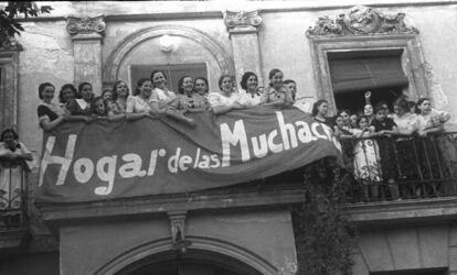 Inauguración del Hogar de las Muchachas, lugar de reunión de las jóvenes antifascistas en Madrid en 1937. 