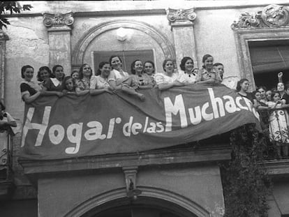 Inauguración del Hogar de las Muchachas, lugar de reunión de las jóvenes antifascistas en Madrid en 1937. 