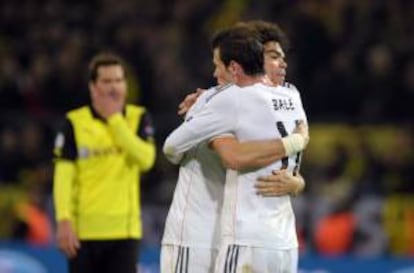 Los jugadores Gareth Bale (d) y Pepe (i) del Real Madrid se abrazan ante el Borussia Dortmund tras el partido de vuelta de cuartos de final de la Liga de Campeones en el estadio BVB de Dortmund (Alemania) disputado ayer.