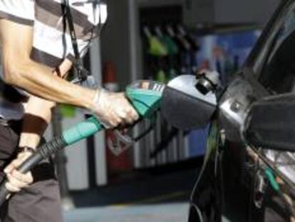 Un conductor reposta hoy en una gasolinera de Madrid. EFE/Archivo