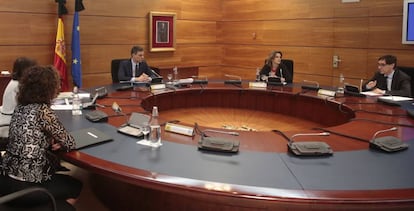 El presidente del Gobierno, Pedro Sánchez (3d), el ministro de Sanidad, Salvador Illa (1d), la ministra de Hacienda, Maria Jesús Montero (2i), la vicepresidenta Carmen Calvo (1i) y la ministra de Transición Ecológica, Teresa Ribera (2d), en el Consejo de Ministros Extraordinario celebrado hoy con el objetivo de aprobar el Ingreso Mínimo Vital.