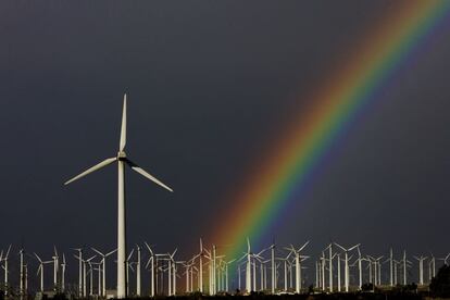 Una estacin de molinos de viento con un arcoris en el horizonte, en Palm Springs, California.