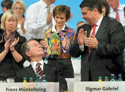 El nuevo presidente del SPD, Sigmar Gabriel (derecha), aplaude tras el discurso del líder saliente, Franz Müntefering (sentado).