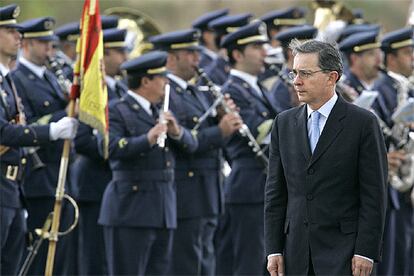 El presidente de Colombia, Álvaro Uribe, ha eludido, a su llegada a Salamanca, pronunciarse sobre el "turismo presidencial" que, en su opinión, suponen este tipo de reuniones. Tras recibir los honores militares, Uribe ha saludado uno a uno a los periodistas, pero no ha contestado a ninguna pregunta. Uribe, en una entrevista con una radio colombiana, protestó ayer por la existencia de "tantas cumbres" y "tan seguidas", que "se vuelven detestables" y "se convierten en turismo presidencial".