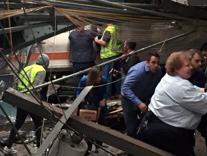 Pasajeros intentan ponerse a salvo tras un accidente de tren en una estación de Nueva Jersey.