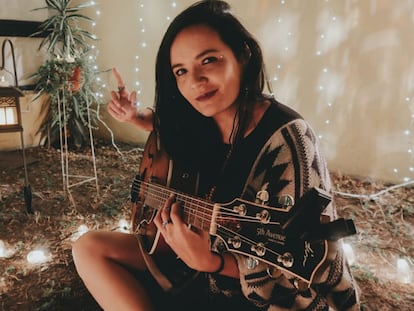 Pau Jiménez: la voz que canta sobre todo lo que duele en México