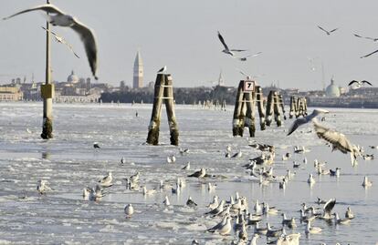 El canal de San Giuliano, en Venecia. Los colegios se cerrarán este martes en Roma, mientras que en Milán las temperaturas han alcanzado los doce grados bajo cero.