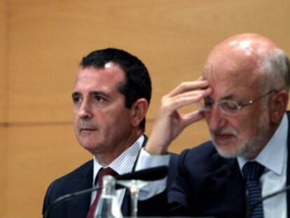Antoni Brufau, Manuel Palma y Juan Roig, en la clausura del curso de EDEM.