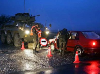 Tropas españolas realizan un control de carretera en los alrededores de Istok (Kosovo) en noviembre de 2005.