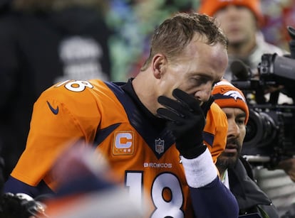 Peyton Manning, quarterback de Denver, abandona o campo depois de ser derrotado por Seattle