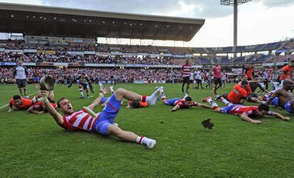 Jugadores del Granada celebrando la permanencia en Primera.