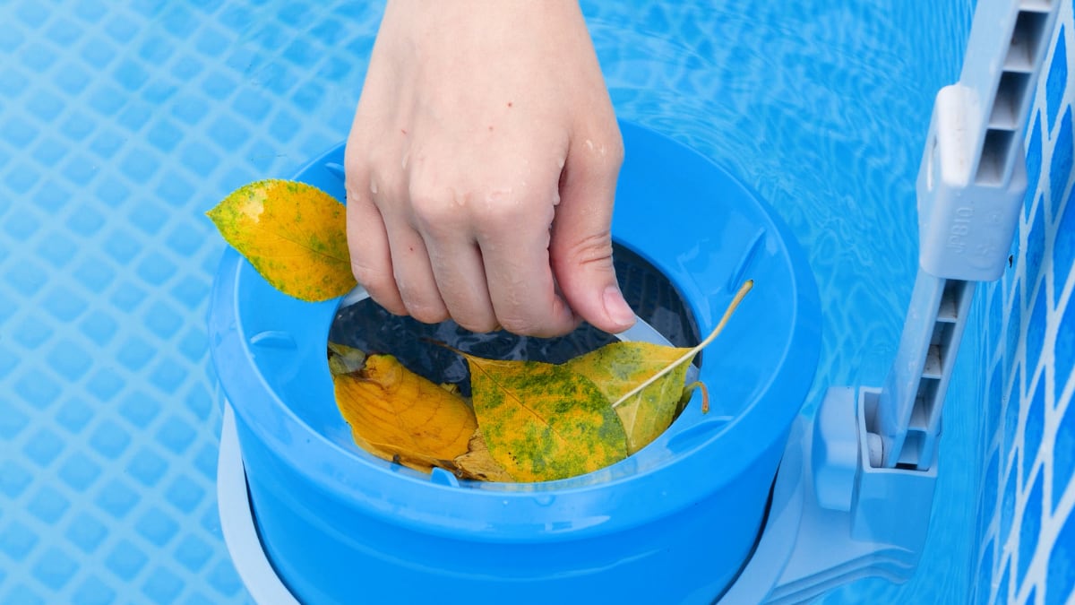 Adiós a hojas, insectos y suciedad flotante en piscinas desmontables: este 'skimmer' mantiene limpia la superficie