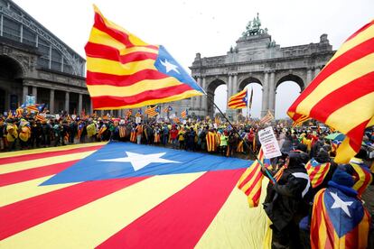 Manifestants davant de la Porta del Cinquantenari de Brussel·les.