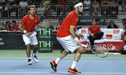 Marc L&oacute;pez y Marrero, durante el partido de dobles.