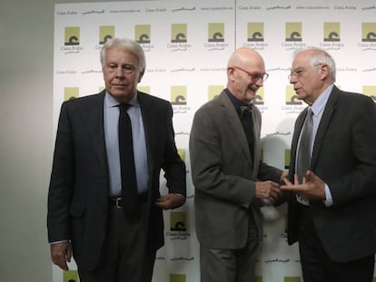 Desde la izquierda, el expresidente Felipe González, el expresidente de la OMC Pascal Lamy y el ministro de Exteriores, Josep Borrel, este jueves en la Casa Árabe de Madrid.