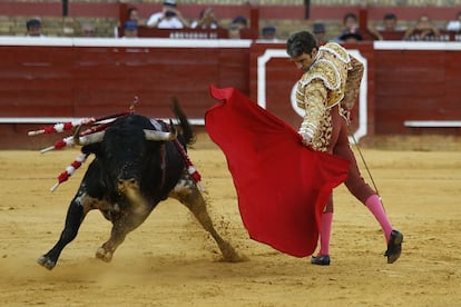 El diestro José Tomás, durante su primer toro en la plaza de toros de la Merced en Huelva.