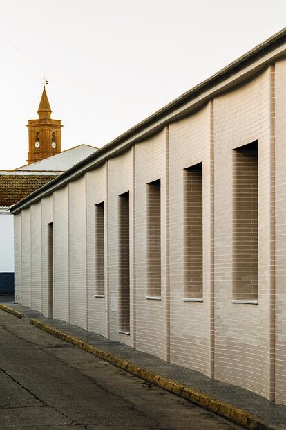 Ubicada en un pueblo de Huelva, la Casa Borrero reinterpreta la vivienda arquetípica andaluza bajo los códigos del diseño contemporáneo, con una sinuosa fachada (en esta página) y un envolvente patio (a la derecha).
