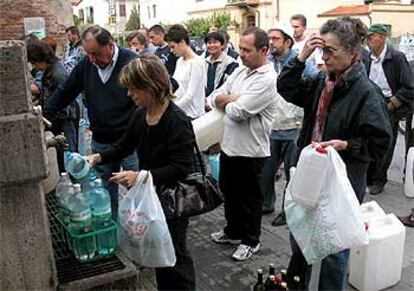 El corte de suministro eléctrico afectó al servicio de agua corriente en la ciudad de Pisa. Muchos vecinos acudieron a las fuentes públicas para abastacerse durante el apagón.