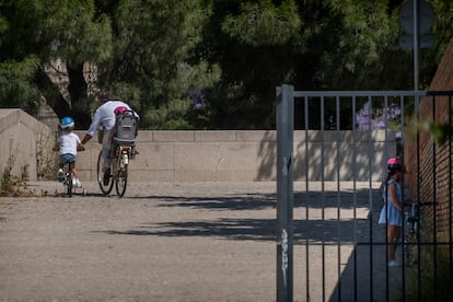 Un padre pasea con sus hijos en Sevilla.