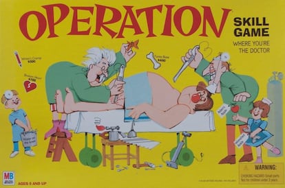 El mecanismo era muy sencillo: una silueta humana en una camilla de operaciones, distintos órganos de plástico que había que extraer con un bisturí y una nariz roja que se encendía y sonaba cuando el pulso del ‘cirujano’ no era el adecuado. John Spinello fue quien ideó en 1964 Operación, el juego que simulaba una intervención quirúrgica. Aunque, como se supo cuando necesitó someterse él mismo a una operación que no podía costear, no fue el mayor beneficiado por la idea. Conocido también en España como Operando, hoy en día propiedad de Hasbro, el juego sigue en el mercado y además de la versión clásica tiene otras inspiradas en Star Wars o Los Simpson. “Con el juego social”, recuerda Álava, “entran en juego procesos cognitivos básicos por los que debemos pasar. Por ejemplo, vamos ensayando nuestra personalidad, desarrollamos habilidades sociales al tener que negociar con otros niños, etc…”