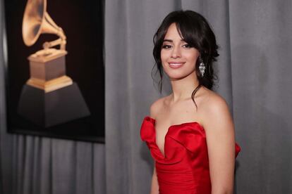 Camila Cabello, una de las cantantes del momento gracias a su tema Havana, eligió un vestido rojo de Vivienne Westwood Couture.