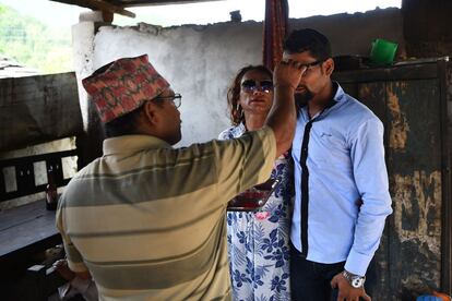 El suegro de Monika Shahi Nath Yogi, da la bienvenida al matrimonio en la aldea de Kai Pani (Nepal).