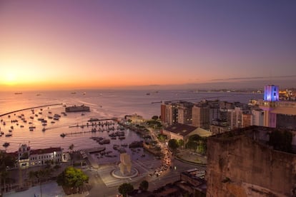 Es la mayor de las entradas marítimas del Estado brasileño de Bahía y rodea parte de la ciudad de Salvador de Bahía. La zona fue descubierta en 1501 por Américo Vespucio, quien llegó al lugar el 1 de noviembre, día de Todos los Santos.