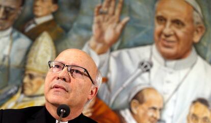 El obispo chileno Luis Fernando Ramos, en rueda de prensa en el Vaticano.