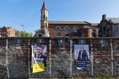 Carteles electorales de Macron y Le Pen en la pared de un cementerio en la localidad francesa de Aubencheul-au-Bac.