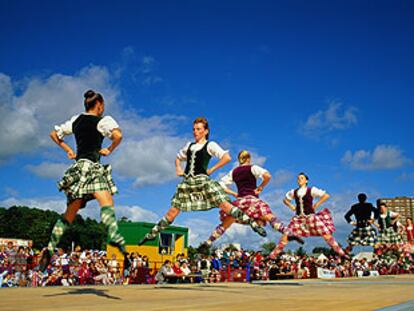 Siete bailarinas participan en Glasgow en uno de los bailes tradicionales de los Highland Games, una competición que se celebra durante todo el verano en Escocia.