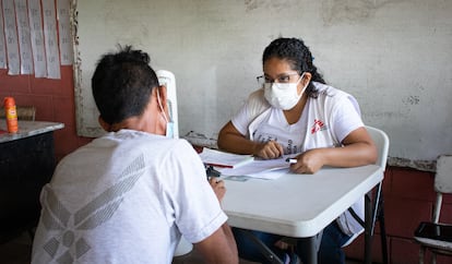Con la intención de detectar enfermedades renales crónicas, personal de Médicos Sin Fronteras entrevista a un poblador de una comunidad productora de caña.