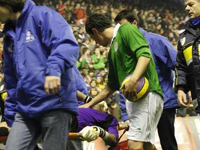 Jorquera es sacado en camilla del terreno de juego durante el partido Euskal Herria-Catalunya, el sábado en Bilbao.