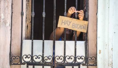 Una mujer cuelga una oferta de bocadillos en La Habana, Cuba, donde existen casi 600.000 emprendedores.