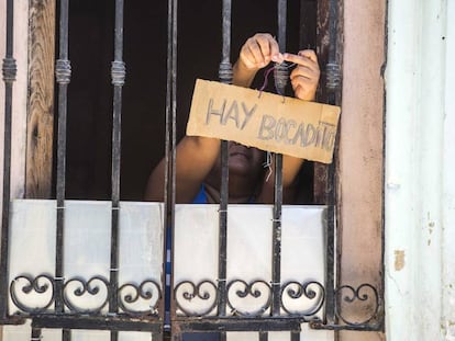 Una mujer cuelga una oferta de bocadillos en La Habana, Cuba, donde existen casi 600.000 emprendedores.